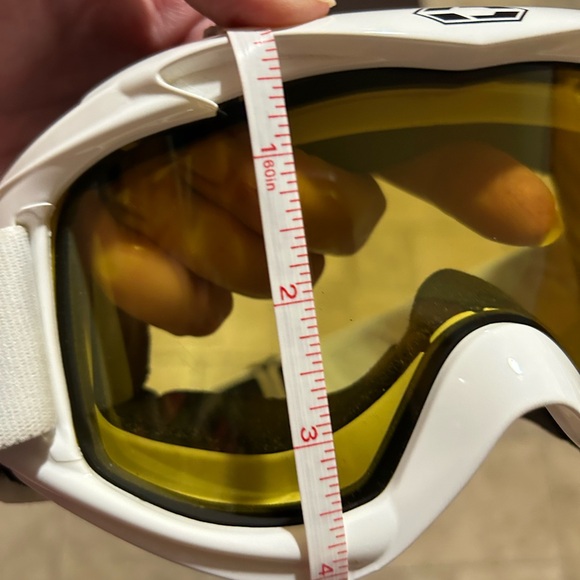 Snow goggles. Castle brand with adjustable strap and drawstring carrying case. - Picture 2 of 10